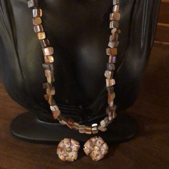 Mother Of Pearl Hand Crafted Necklace & Sea Shell and Rhinestones Earrings - Picture 4 of 12